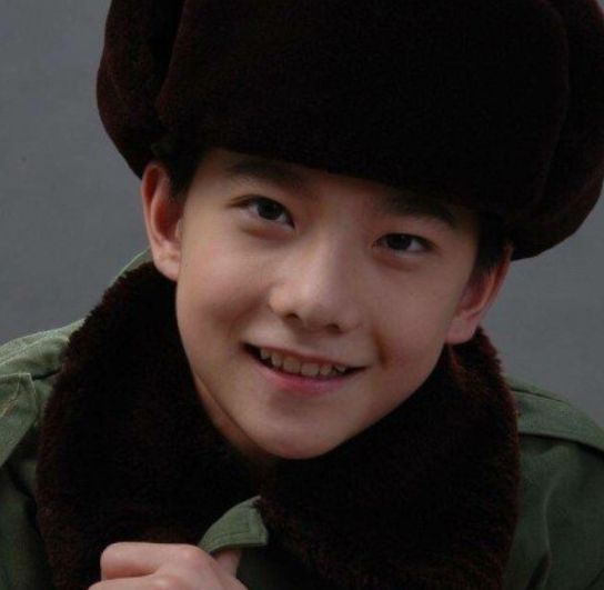 一个穿戎装长大的帅气男神|军装|杨洋|戎装_新浪新闻