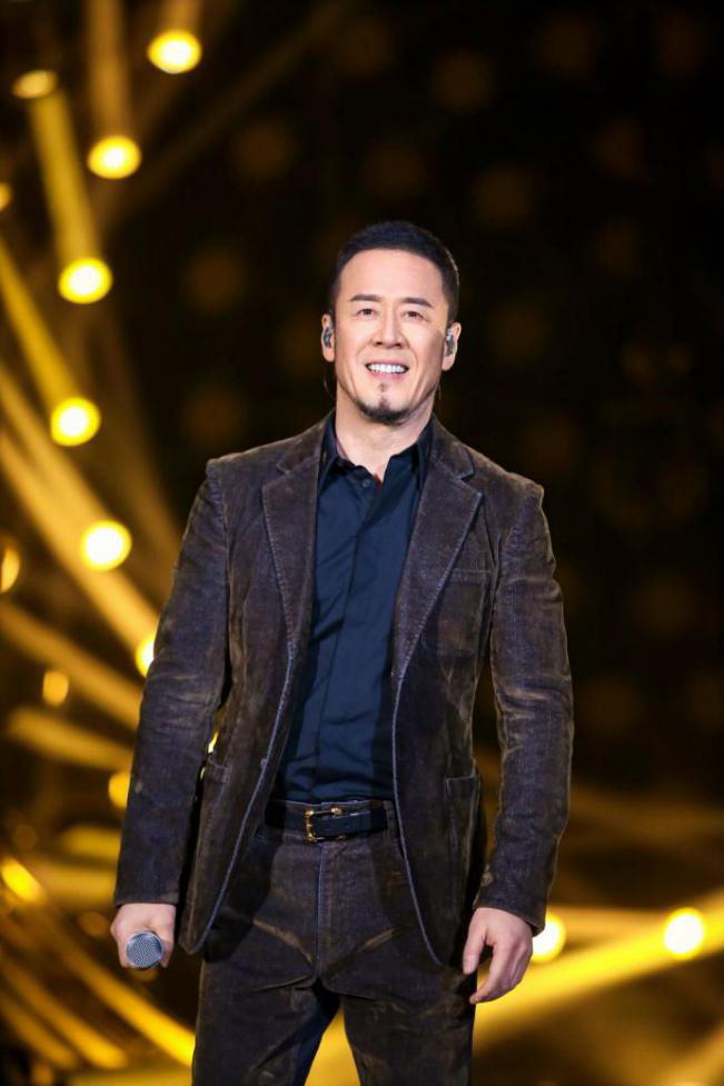 歌手杨坤深情演唱loveisover波琳娜变身小迷妹