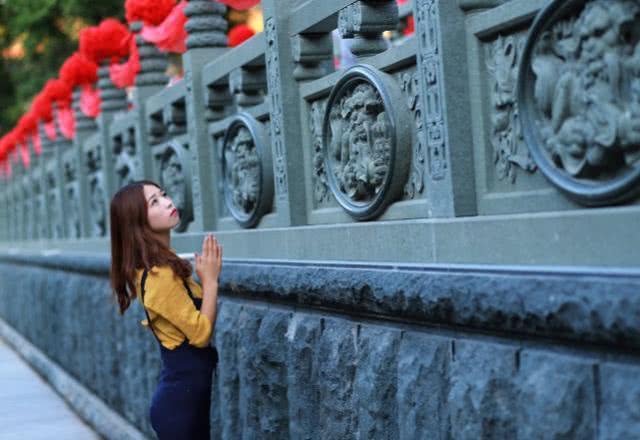 去寺庙里烧香拜佛,不能过于随意,切记8个"禁忌",不懂别乱拜