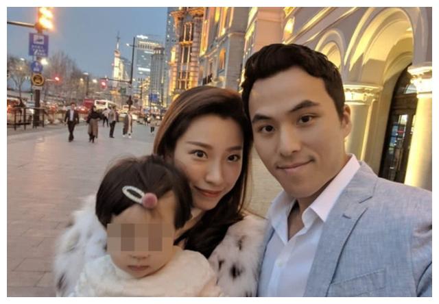 赌王三房儿子何猷启夫妇不戴口罩聚餐,饭后两人互不理睬像吵架了