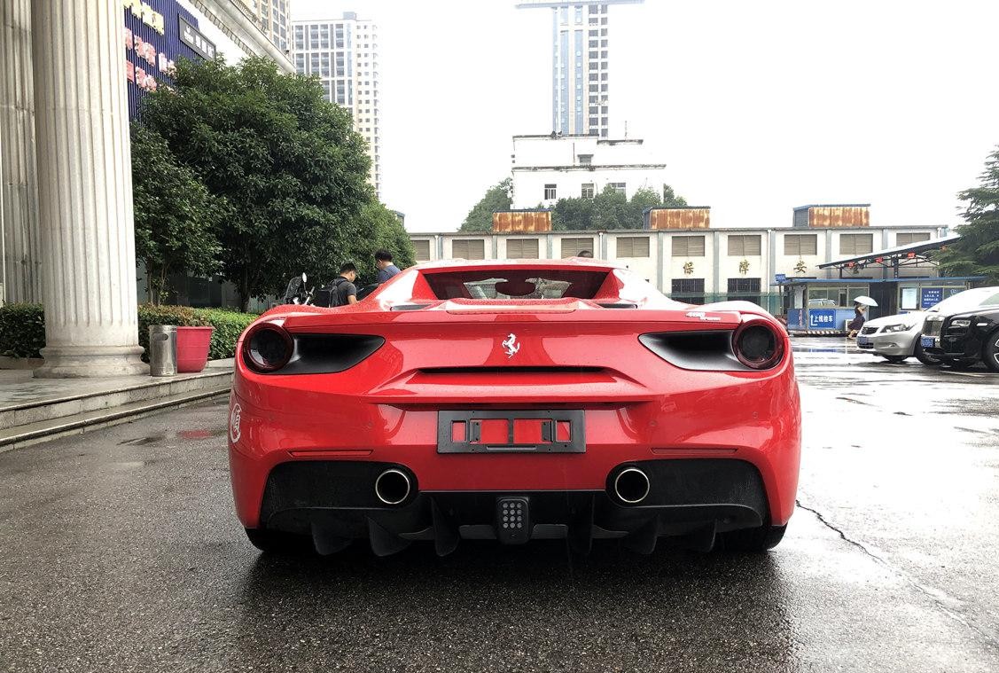 2015款法拉利488spider实拍它是法拉利最为经典的跑车