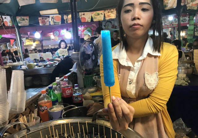 女子在集市上卖水煮冰棒,一根盈利20元,一晚卖出300根