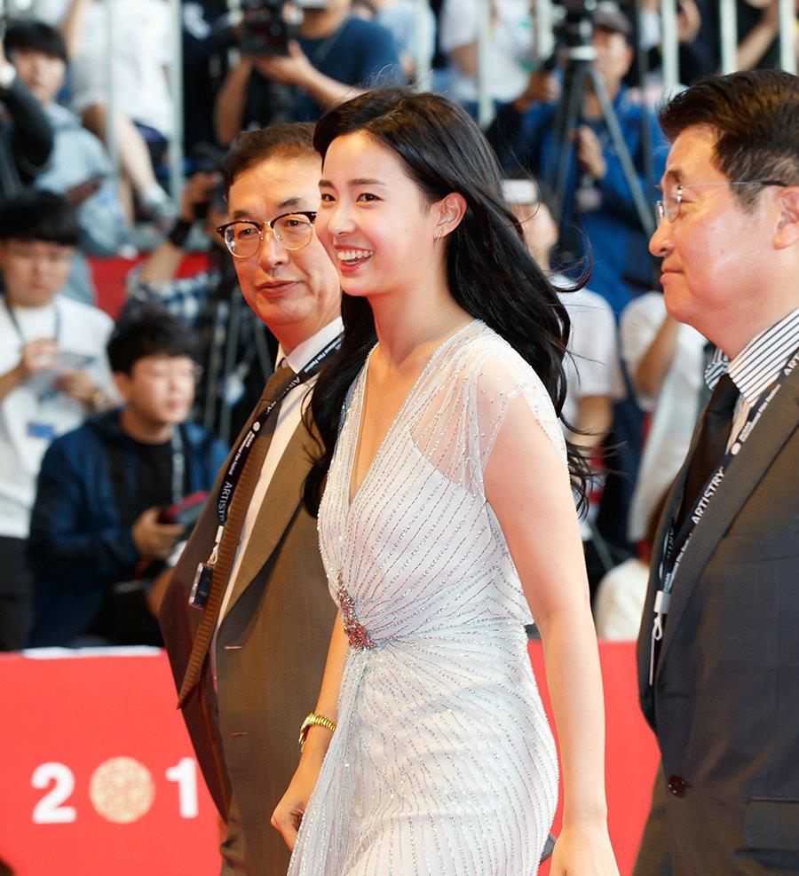 2019韩国小姐冠军金世妍身穿白色长裙现身红毯,笑容甜美可人