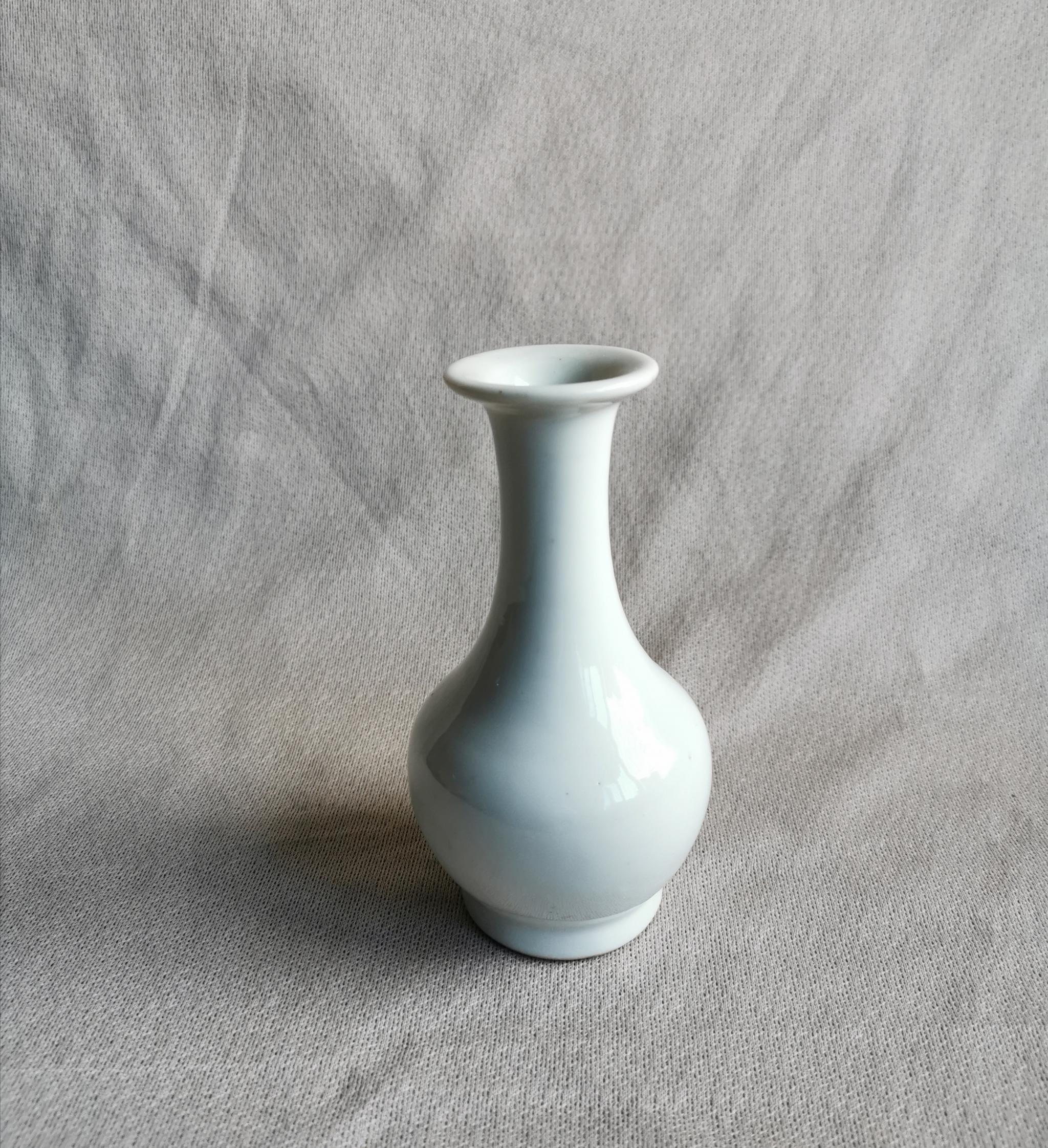 晚明或清初白瓷长颈小瓶