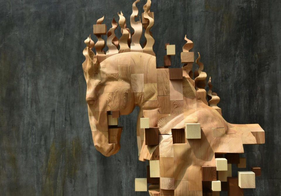 你与世界是什么样的关系艺术家用抽象木雕表达出来了