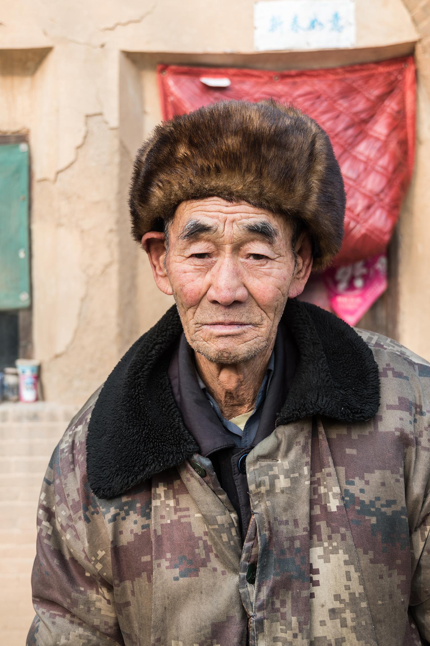 失去儿媳,孙子和老伴,八旬老人坚强的生活在土窑洞里