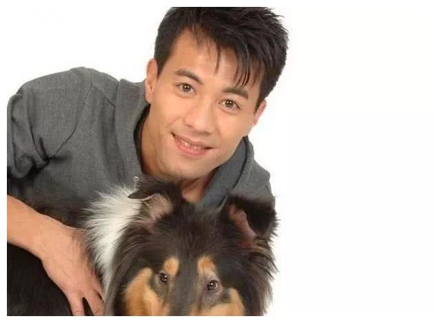 47岁的他曾说错话被封杀,老婆患癌哭成泪人,在农村表演无人认识