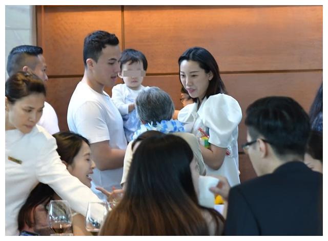 赌王三房儿子何猷启夫妇不戴口罩聚餐,饭后两人互不理睬像吵架了