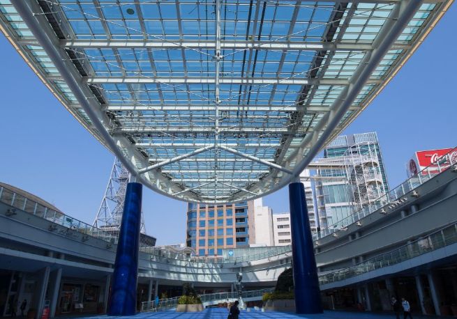 绿洲21是名古屋市中心的一个公园,是开放式公共区域,格外耀眼