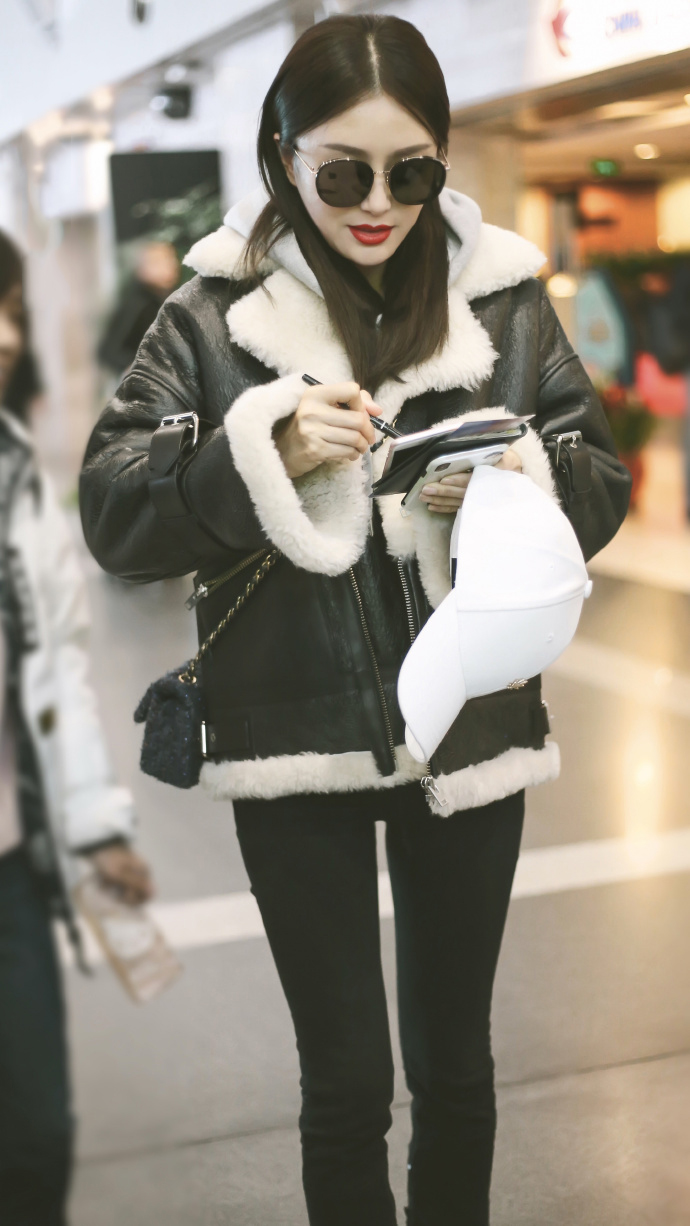 秦岚换个发型涂大红唇,翻领皮衣女王范十足,保暖凹造型两不误!