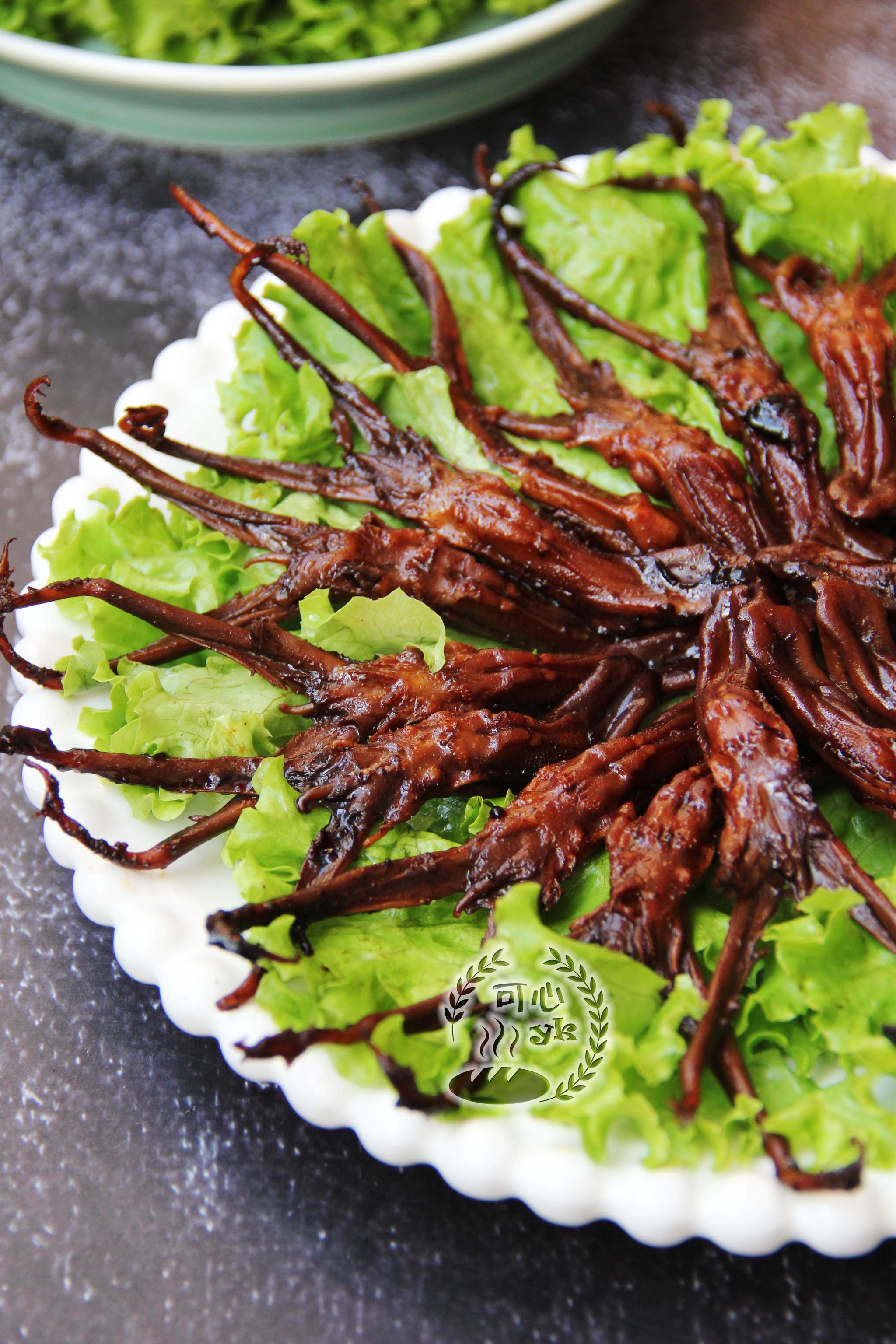 早餐:红烧鸭舌,烤地瓜,生菜,鸡蛋酱,栗子,五香茶蛋,树莓水