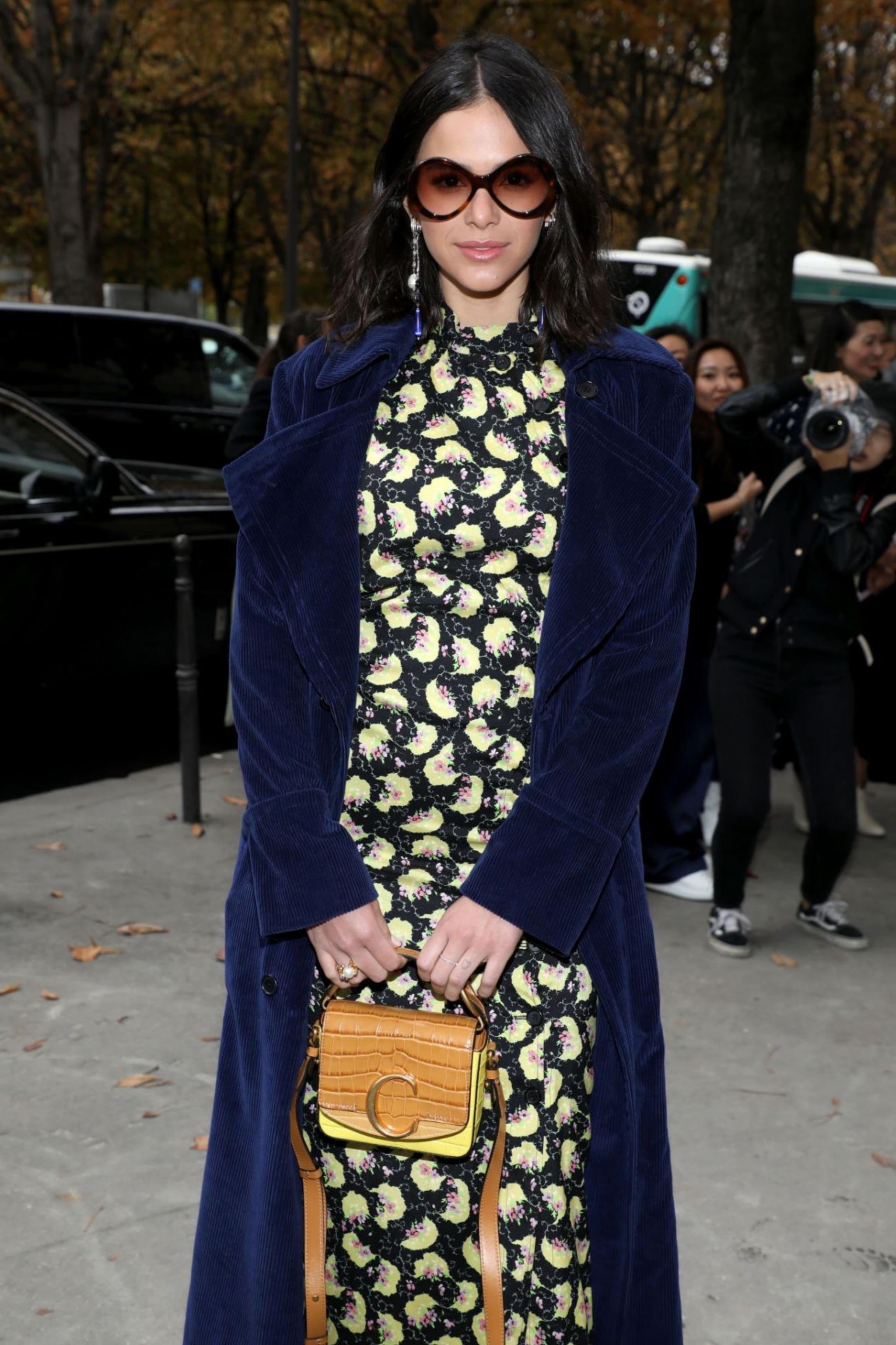 内马尔前女友布鲁娜出席chloe时装秀,身材苗条,散发迷人魅力