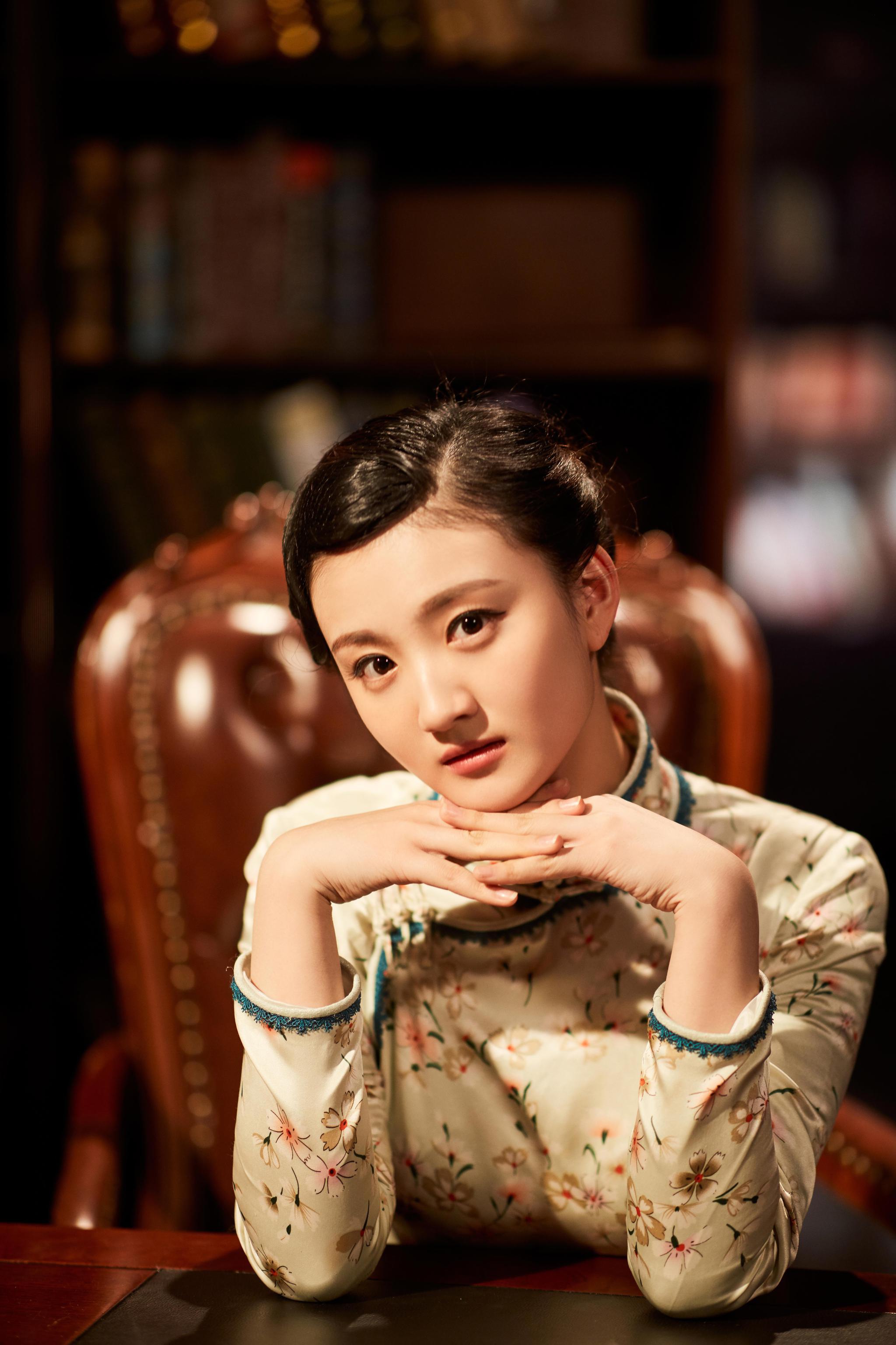 演员黄子星复古旗袍写真曝光 恬静优雅宛若画中人