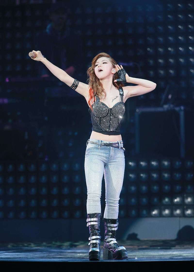 邓紫棋的腿是真壮!超短裙还敢大开叉,有亮点!