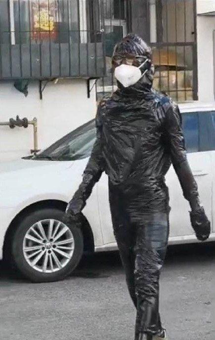 当然,不放心的直接把"防护罩"罩上了全身.