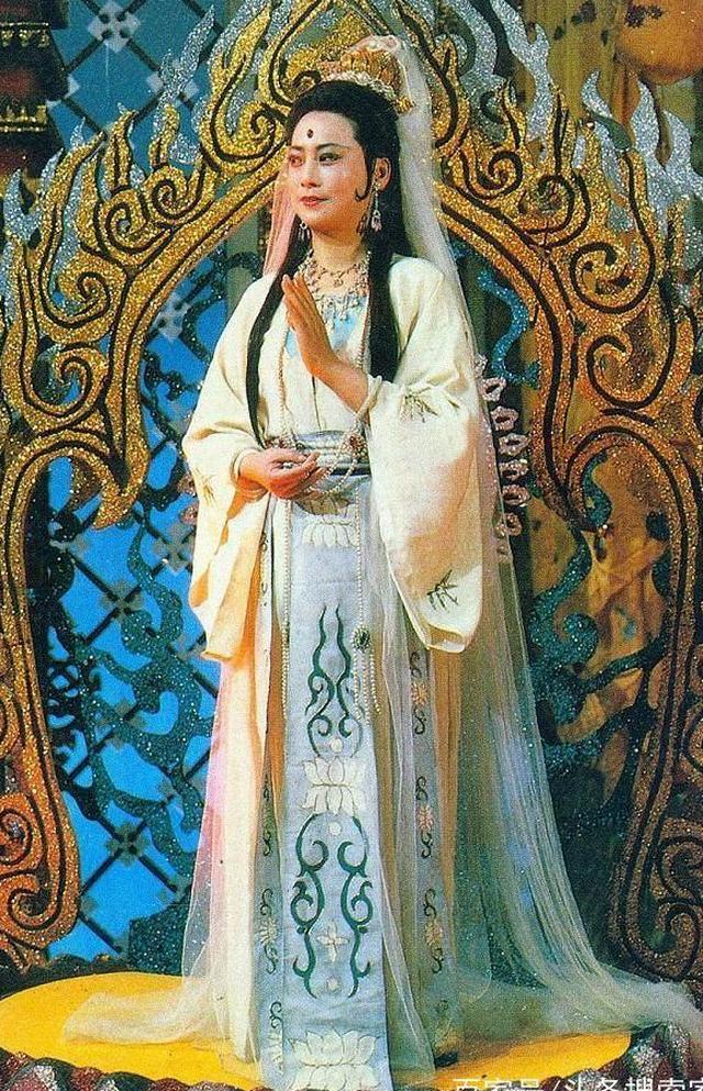 西游记珍贵剧照左大玢就是观世音菩萨下凡游客看见她都下拜