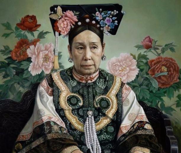 一组慈禧着色老照片:打扮精致,衣着华贵,身上珠宝无价