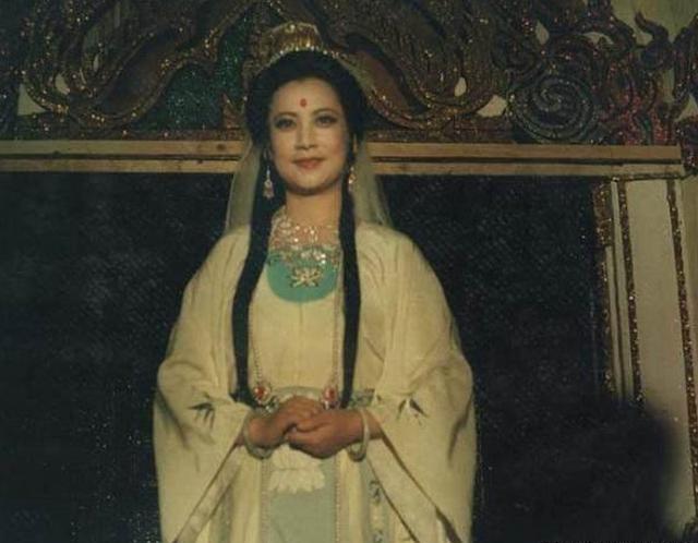 西游记珍贵剧照左大玢就是观世音菩萨下凡游客看见她都下拜