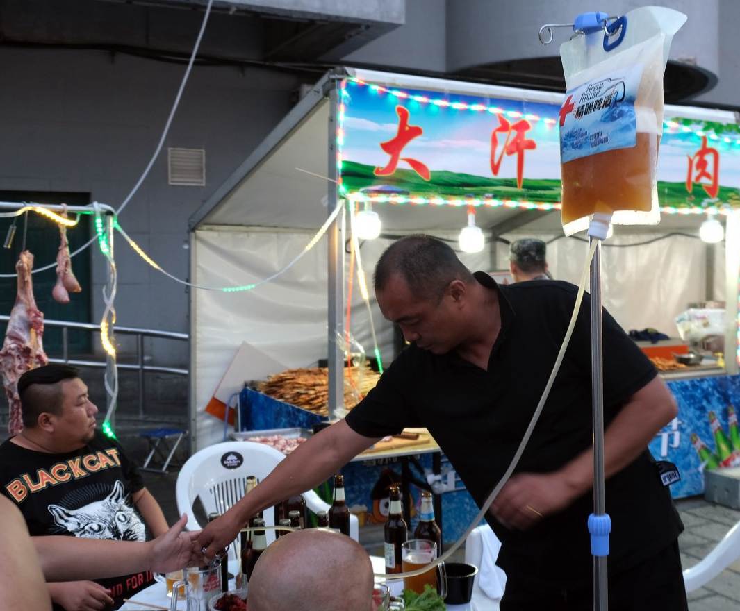 啤酒屋"输液袋啤酒"用输液管滴着喝,网友:不稀罕青岛早就有卖