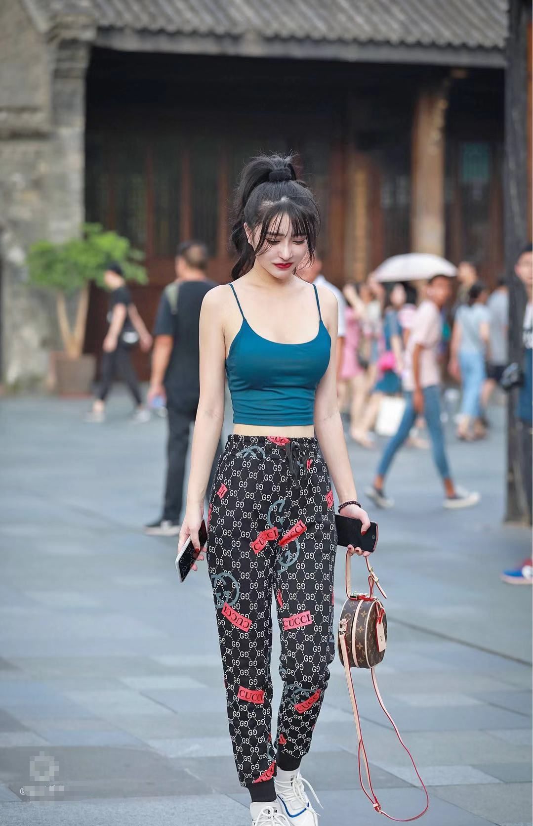 街拍美女吊带配红色短裙s型身材摇曳身姿简直美翻了