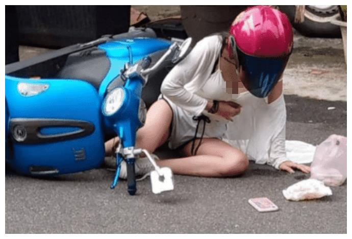 女网红骑小摩托车摔倒不慎春光乍泄网友注意安全