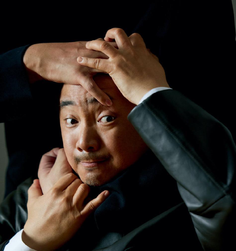 照片中,徐峥穿着时尚,光头造型呆萌可爱.近日,徐峥杂志大片曝光.