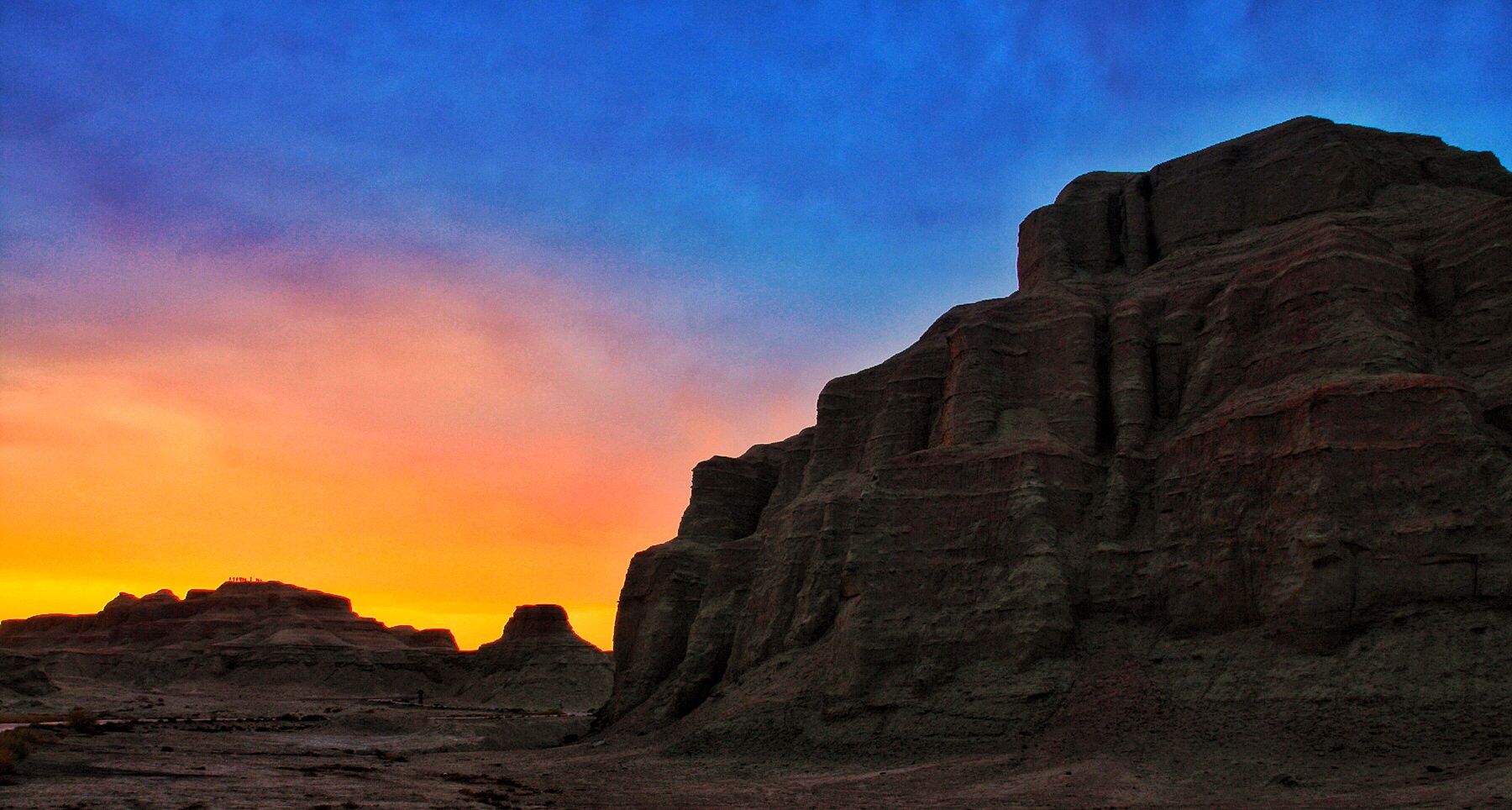 新疆乌尔禾魔鬼城,落日余晖,风光绚丽