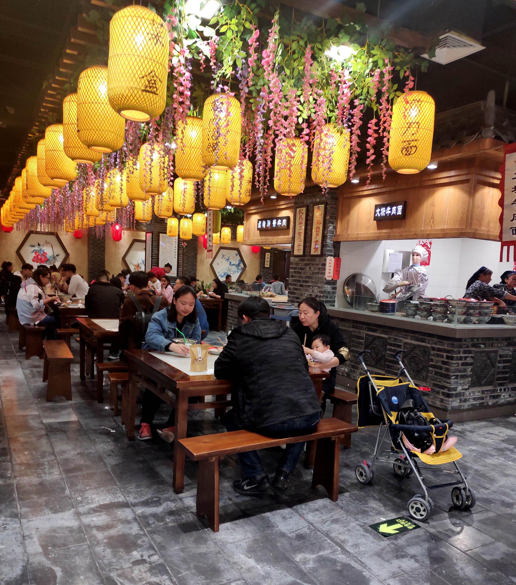 一面馆机器人做刀削面,一碗卖18元生意火,老板:省钱又不闹情绪