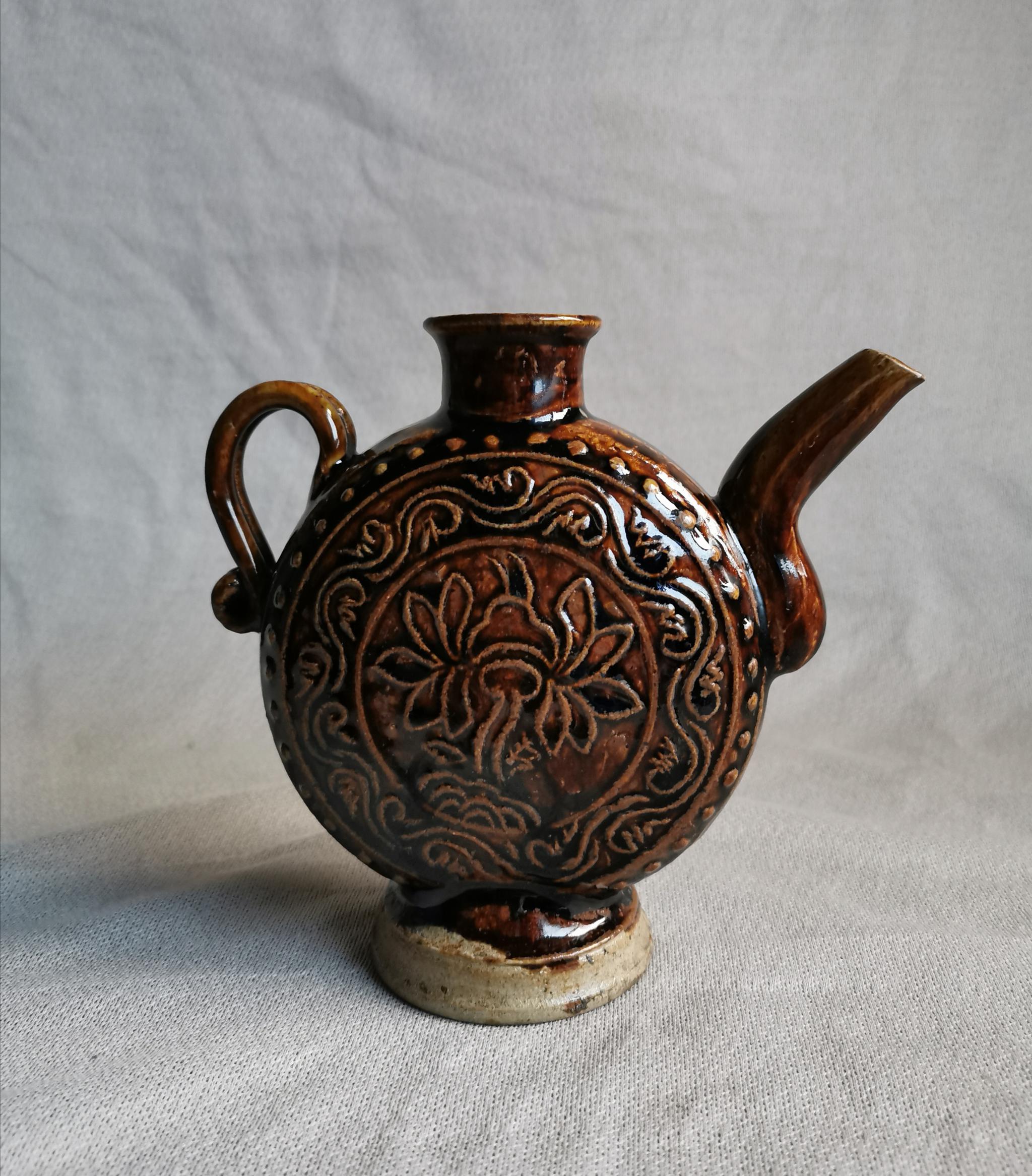 金元时期酱釉莲花纹扁壶