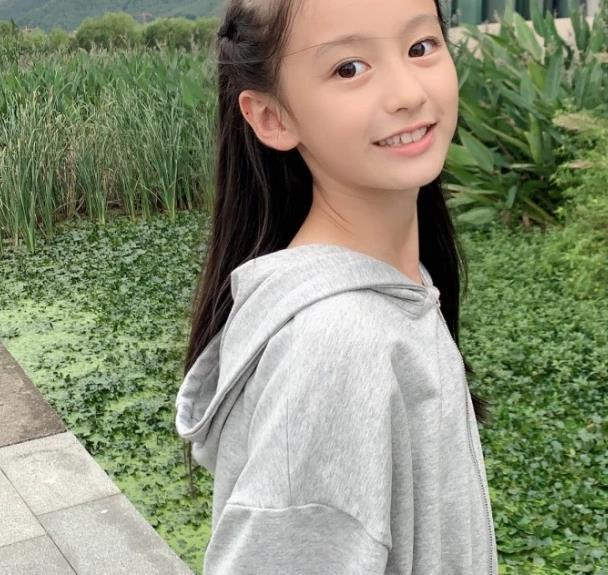 就好比如说大家都很熟悉的裴佳欣,她之前参加了《天天向上》就被大家