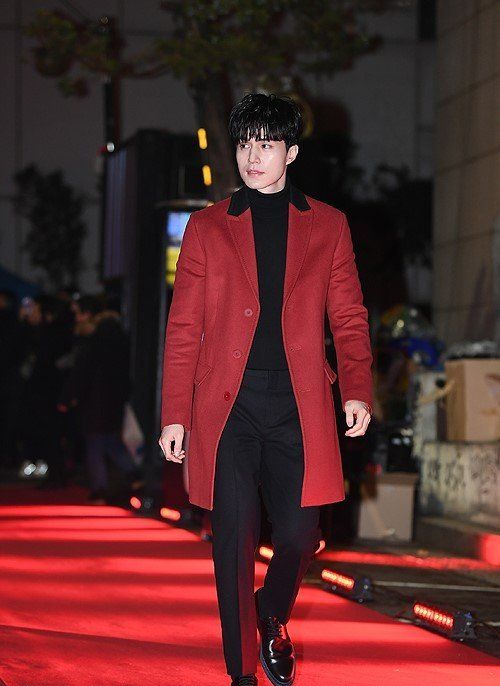 李栋旭身穿红色呢大衣亮相活动!走在红毯上如"行走的衣架子"!