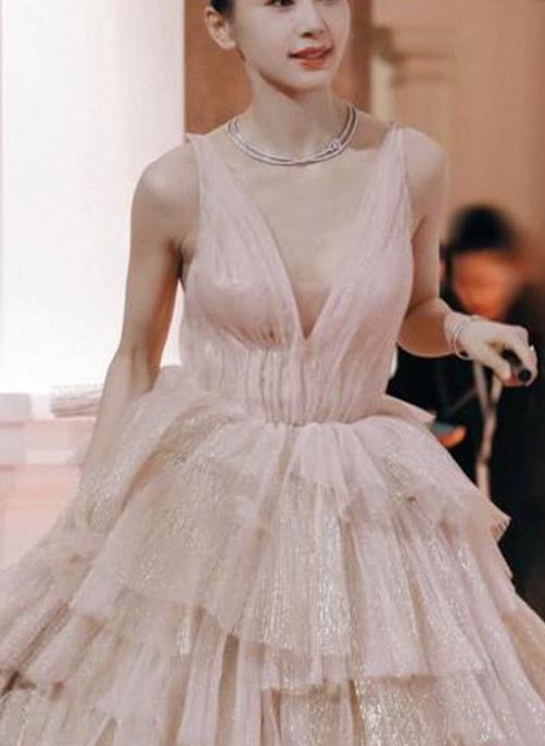 162cm的王子文穿深v鎏金纱裙,扎利丸子头气质好,身材曼妙有范