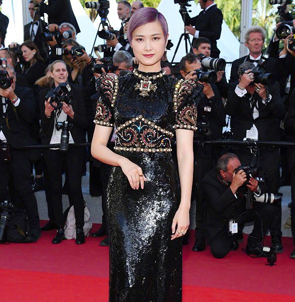 戛纳电影节时尚红毯秀发际线依旧的吴彦祖领衔众星