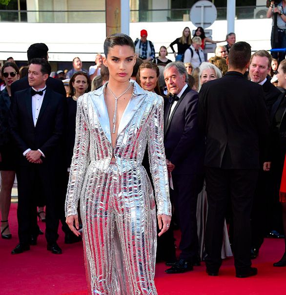 戛纳电影节时尚红毯秀发际线依旧的吴彦祖领衔众星