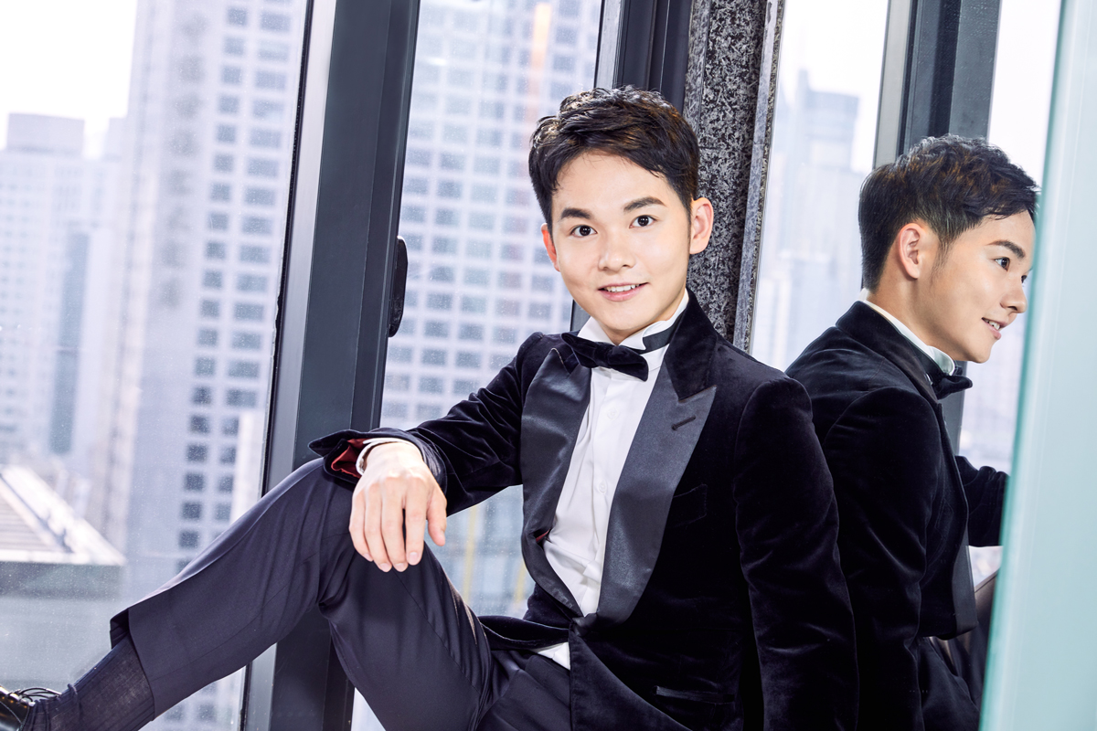 王成阳亮相上海国际电影节红毯 干练优雅绅士十足