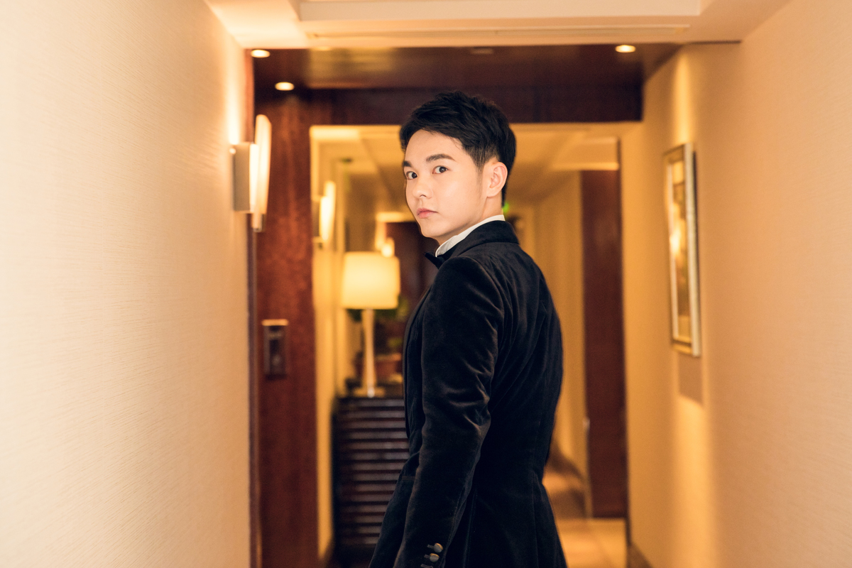 王成阳亮相上海国际电影节红毯 干练优雅绅士十足