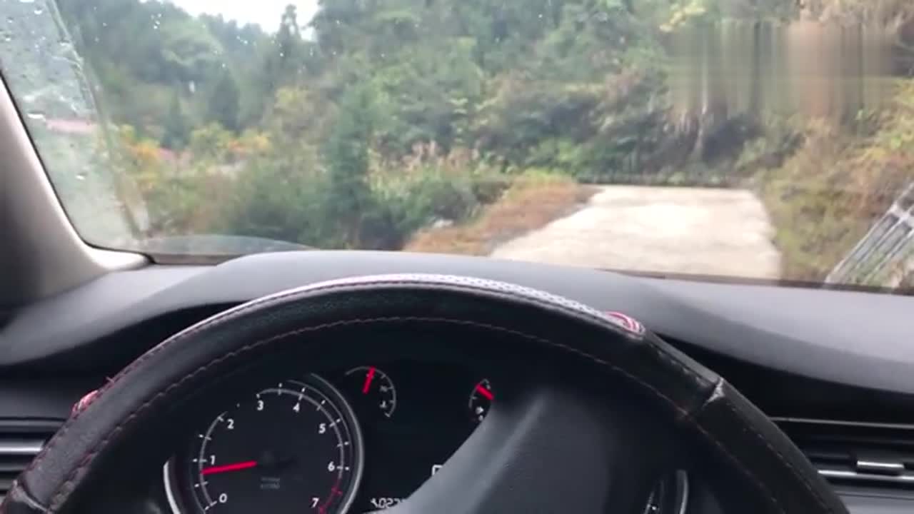 山路急弯倒车下坡敢这样开车的目测至少3年驾龄