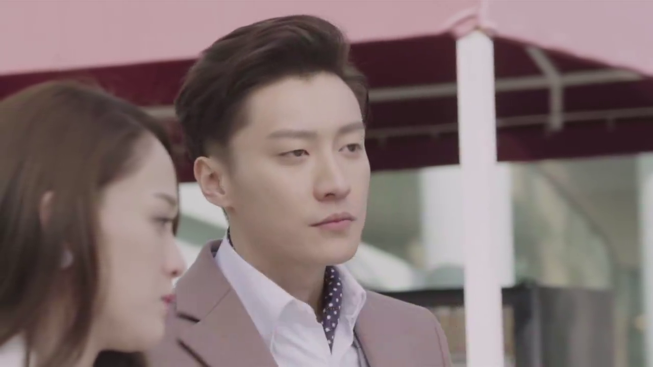 放弃我抓紧我:霍骁拿着优盘威胁薇薇,要她答应跟自己在一起