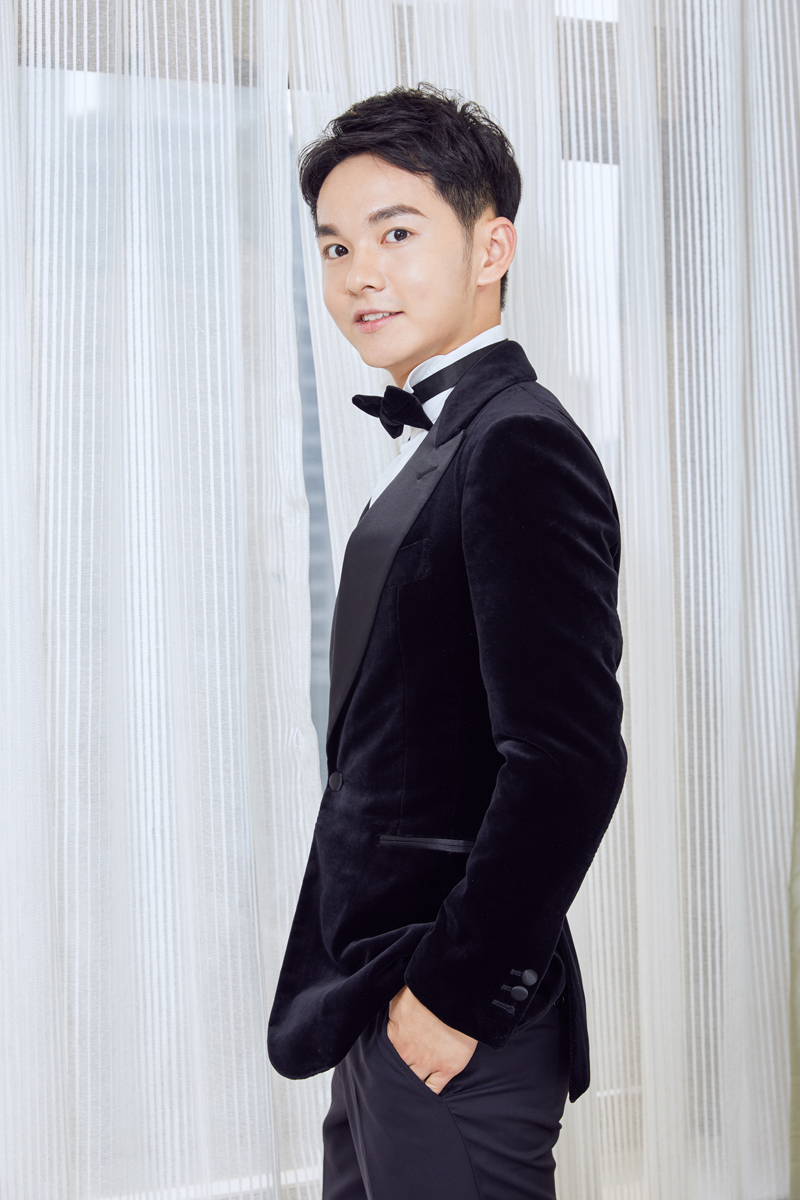 王成阳亮相上海国际电影节红毯 干练优雅绅士十足