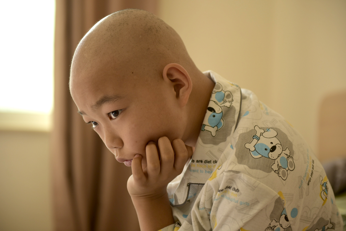 8岁留守儿童患脑瘤,爸妈拿两万入院医治,不想4个月花掉20万