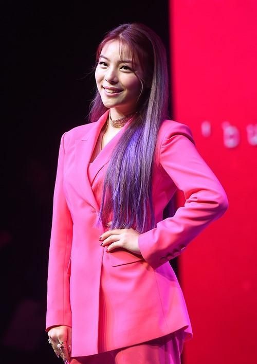 韩国女歌手ailee粉色造型惊艳全场