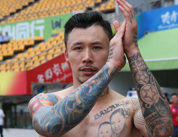 小球童害怕张琳芃纹身,看到后立即向后躲闪拒绝一起出场