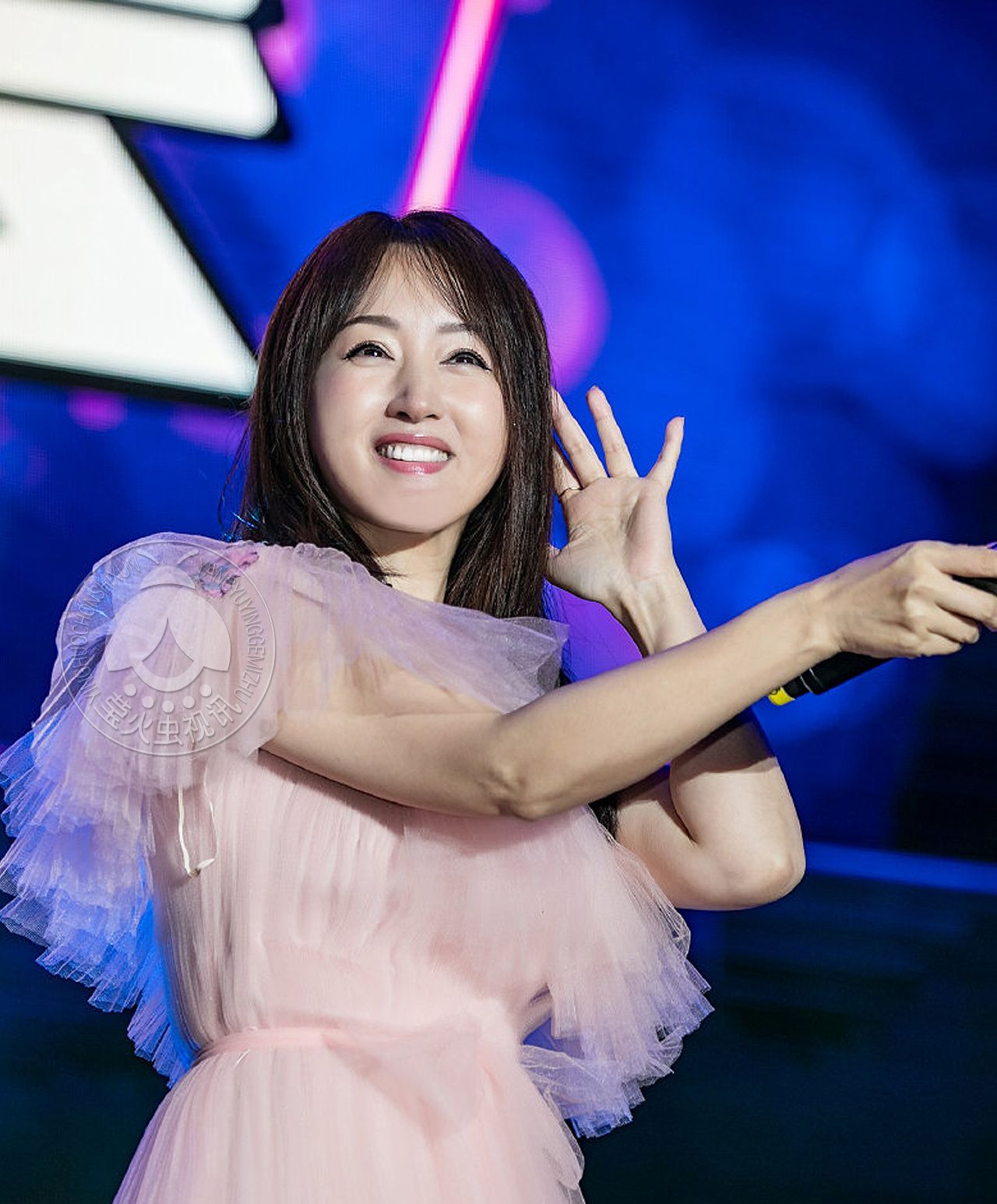 杨钰莹安徽六安演出现场一组抓拍高清生图,面似凝脂,一笑倾城