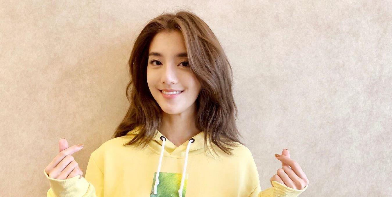 女主身穿黄色卫衣,比心卖萌,戏外的她更可爱|开心魔法|卫衣|吴千语