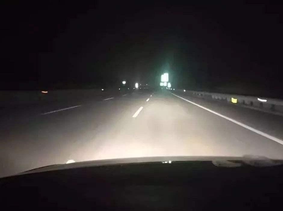 老司机夜间高速开车的3大技巧新手们花两分钟了解一下