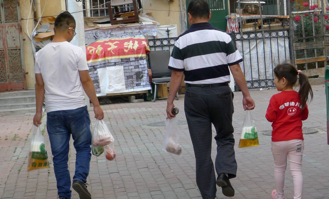 啤酒屋"输液袋啤酒"用输液管滴着喝,网友:不稀罕青岛早就有卖