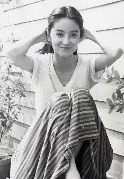 老照片:她被很多人认为是70年代中国最美的女人|黑白照片|林青霞|年代_新浪新闻