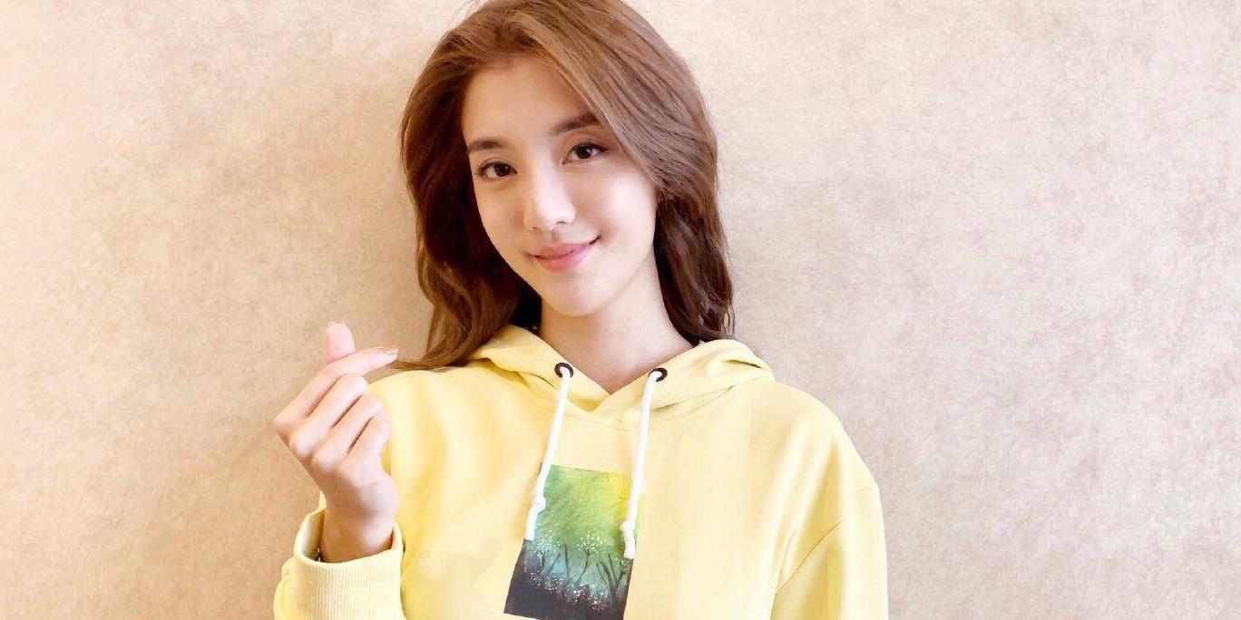 《开心魔法》女主身穿黄色卫衣,比心卖萌,戏外的她更可爱