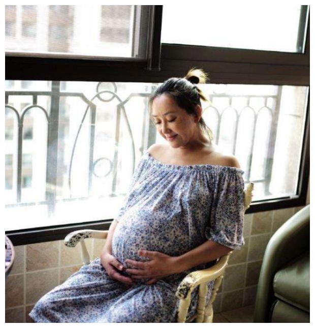 霍思燕怀孕后更是胖了将近68斤,整个人看起来"圆"了不少.