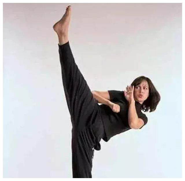 李小龙之女李香凝,一个动作,告诉大家李小龙的功夫有多厉害